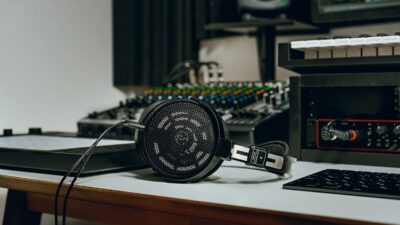 オーディオテクニカ、開放型ヘッドホン「ATH-R30x」を発売 〜バランスの取れた自然な音で、音楽制作をより身近に〜