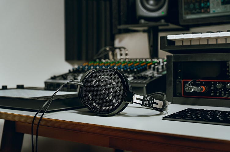 オーディオテクニカ、開放型ヘッドホン「ATH-R30x」を発売 〜バランスの取れた自然な音で、音楽制作をより身近に〜