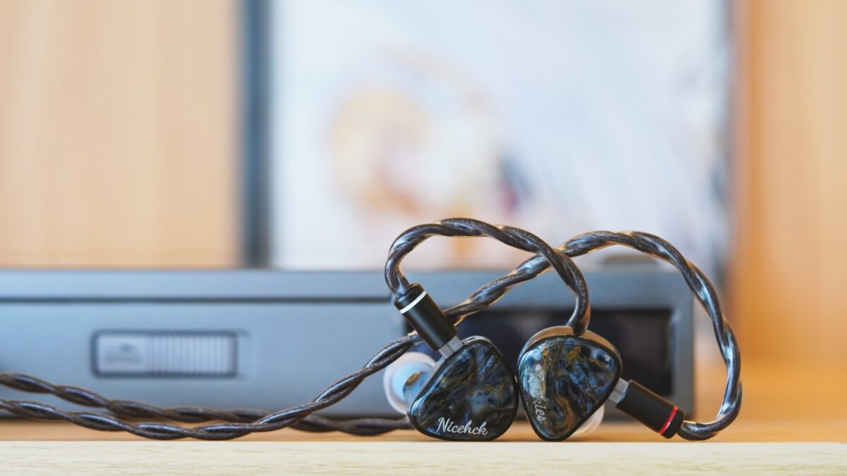 NICEHCK、ピーテルサイト天然石フェイスプレート採用の静電型ハイブリッドIEM「Rockies」を発表