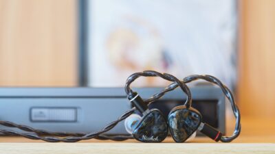 NICEHCK、ピーテルサイト天然石フェイスプレート採用の静電型ハイブリッドIEM「Rockies」を発表