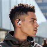 Anker、耳をふさがないオープンイヤー型完全ワイヤレスイヤホン「Soundcore V40i」を発売 — 開放的な装着感と迫力の低音を両立