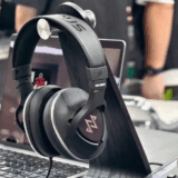 宁梵声学（NFACOUS）、初のヘッドホン型モニタリングイヤホン「NH20」を発表