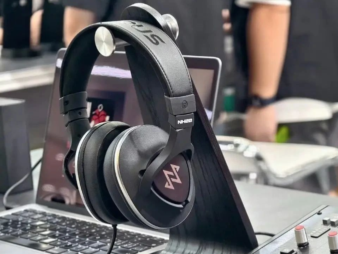 宁梵声学（NFACOUS）、初のヘッドホン型モニタリングイヤホン「NH20」を発表