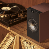 KEF、レトロデザインのアクティブスピーカー「Coda W」を発表。Phono入力とHDMI ARC搭載、ペア約13万円