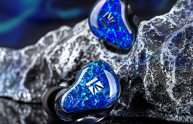 KBEAR、新型ハイブリッドIEM「Voyages SR-8」を発表