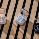 Samsung、「Galaxy Buds4」を発表　新ブレードデザインとGalaxy AI対応の完全ワイヤレスイヤホン